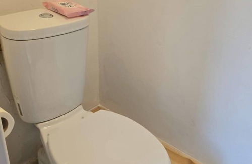 South Ockendon Apartment | Cosy Studio Getaway - Free Parking & Central Links