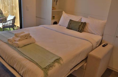 Henderson House | Cosy Studio in Awaroa Road