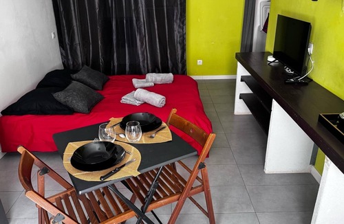 Pignan Apartment | Cosy studio in Pignan in the heart of the medieval village
