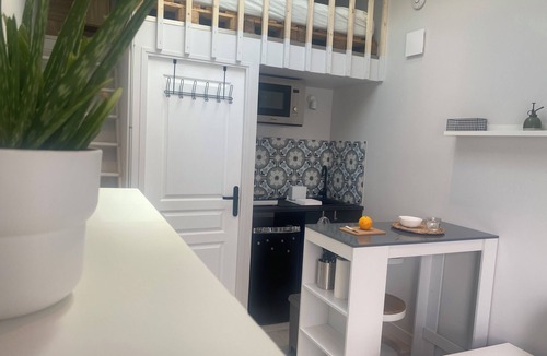 Parilly Apartment | Cosy studio just a stone's throw from metro station D