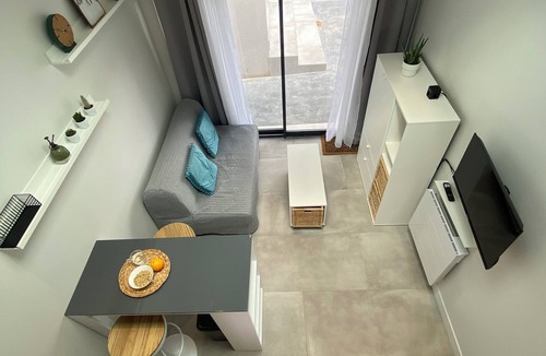 Parilly Apartment | Cosy studio just a stone's throw from metro station D