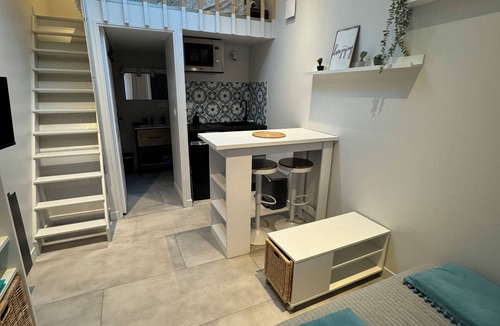 Parilly Apartment | Cosy studio just a stone's throw from metro station D
