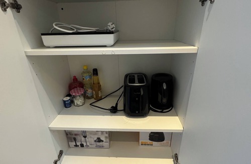 Parilly Apartment | Cosy studio just a stone's throw from metro station D