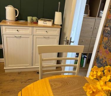 Bromsgrove Apartment | Cosy Studio Near Park and Town