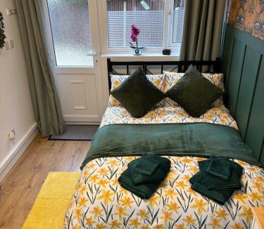 Bromsgrove Apartment | Cosy Studio Near Park and Town