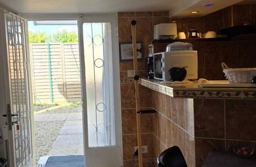 La Ferte-Gaucher House | Cosy studio with shared pool (optional)