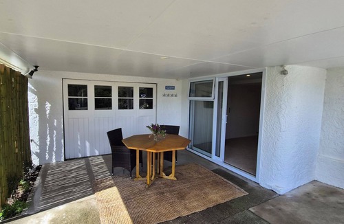 Whakatane Apartment | Cosy studio with AC and pool access