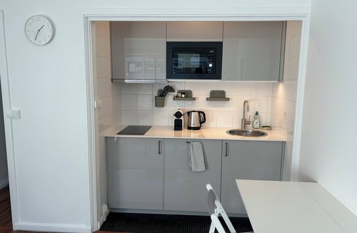 Ternes Apartment | Cosy studio with Eiffel Tower view 4 people