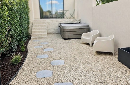 Barbentane Apartment | Cosy studio with garden and jacuzzi 5 min from Avignon