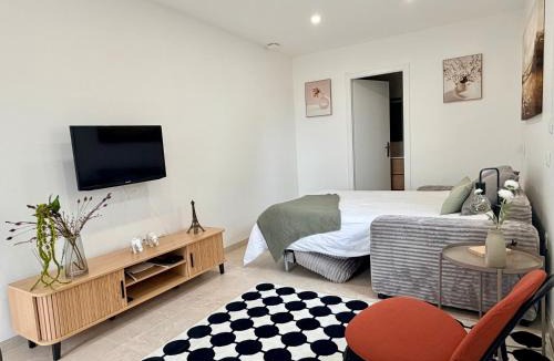 Chevry Apartment | Cosy studio with garden