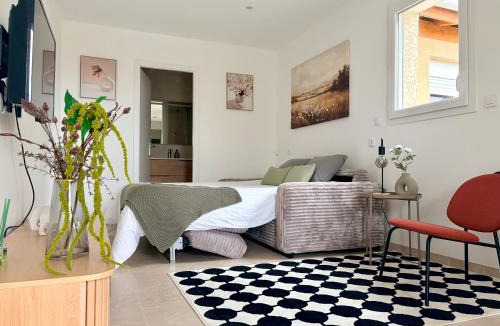 Chevry Apartment | Cosy studio with garden