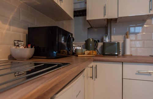 Wolverhampton Apartment | Cosy Studio With Private Parking - Pass the Keys