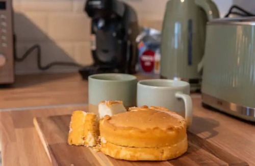 Wolverhampton Apartment | Cosy Studio With Private Parking - Pass the Keys