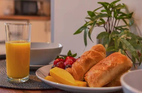 Wolverhampton Apartment | Cosy Studio With Private Parking - Pass the Keys