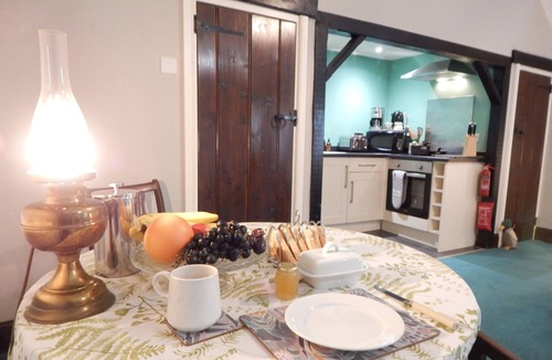 Hinton Apartment | Cosy studio with open fire, perfectly located for visiting Bristol and Bath