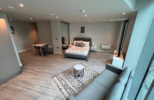 Bracknell Apartment | Cosy Studio with private entrance & Parking