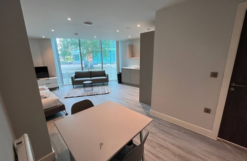 Bracknell Apartment | Cosy Studio with private entrance & Parking