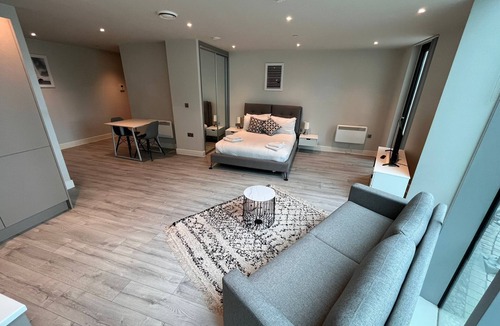 Bracknell Apartment | Cosy Studio with private entrance & Parking