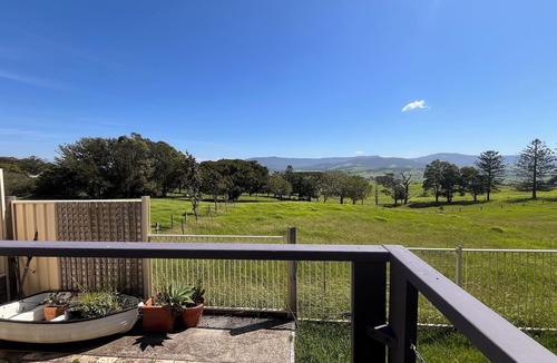 Gerroa Apartment | Cosy Studio with valley views