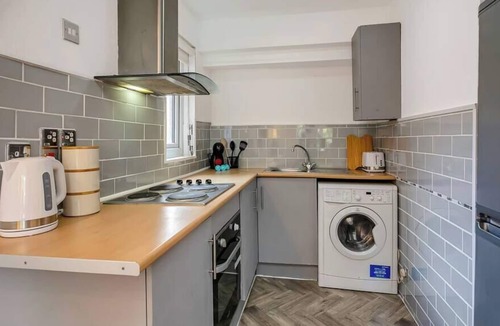 Burnt Oak Apartment | Cosy Studio With WFH Setup & Free Parking