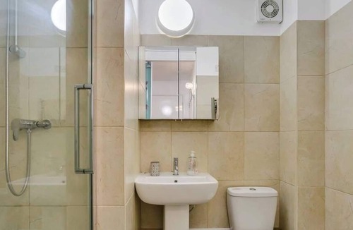 Burnt Oak Apartment | Cosy Studio With WFH Setup & Free Parking