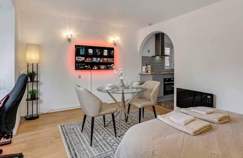 Burnt Oak Apartment | Cosy Studio With WFH Setup & Free Parking