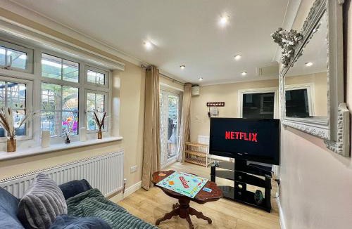 Cockfosters House | Cosy Stylish Guest House with Private Patio and Gym Gear