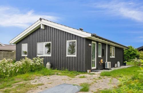 Strøby Ladeplads House | Cosy Summerhouse Near The Waterfront