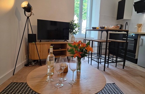 Aubenas Apartment | Cosy T2 Apartment in Aubenas with Wi-Fi and Air Conditioning
