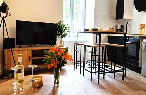 Aubenas Apartment | Cosy T2 Apartment in Aubenas with Wi-Fi and Air Conditioning