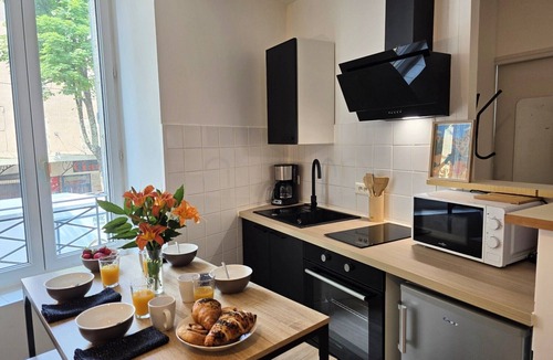 Aubenas Apartment | Cosy T2 Apartment in Aubenas with Wi-Fi and Air Conditioning