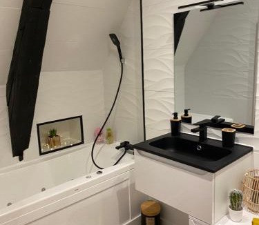 Poitiers Apartment | Cosy & Tendance Spa
