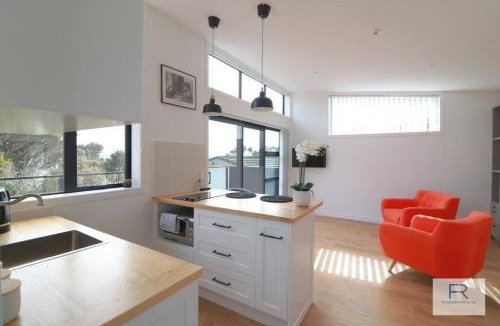 Beach Haven Apartment | Cosy Tiny Home with Ocean Views