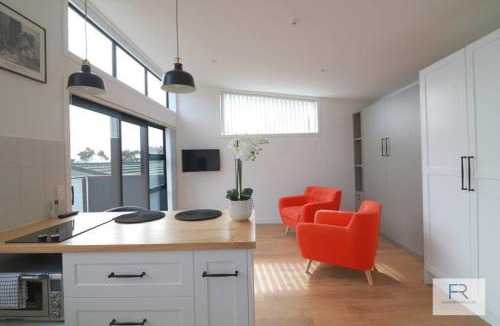 Beach Haven Apartment | Cosy Tiny Home with Ocean Views