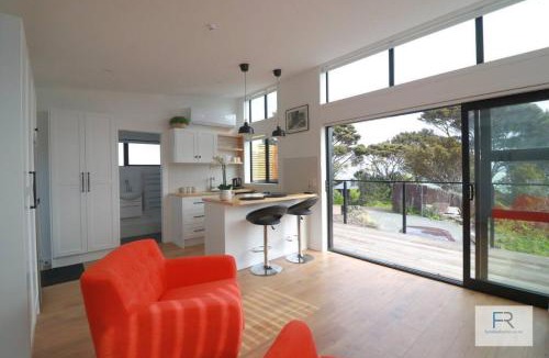 Beach Haven Apartment | Cosy Tiny Home with Ocean Views