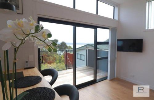 Beach Haven Apartment | Cosy Tiny Home with Ocean Views