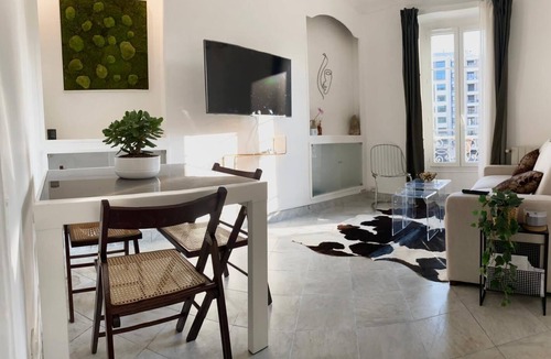 Neuilly-sur-Seine Apartment | Cosy Urban Hideaway in Paris