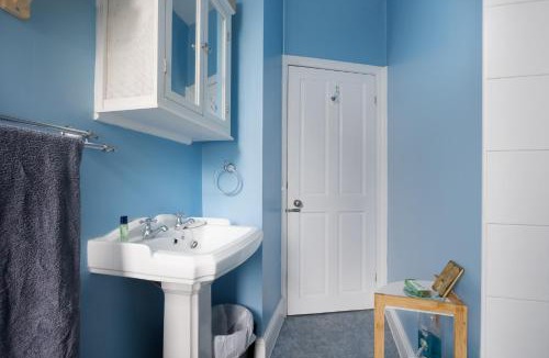 Saltaire Village House | Cosy vibe