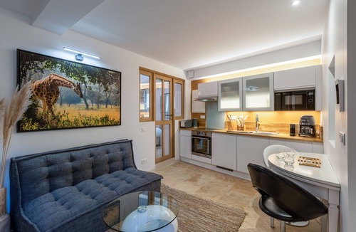 Lagnes House | Cosy village house, secret patio, pool