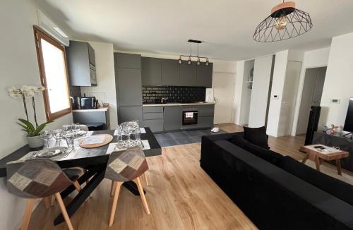 Magny-le-Hongre Apartment | Cosygreen77 - Premium Apartment Private Garden and Covered Terrace 10 min to Disneyland Paris