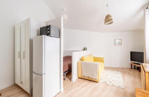 Pont Rousseau Apartment | CosyRez - Wifi, Central, Calme