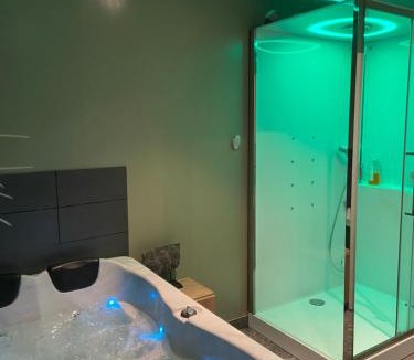 Rouen City Centre Apartment | CosyRouen Bali Jacuzzi & Hamman