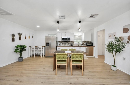 Fresno Condo | Cosytastic 3 Bedroom Vibe Den