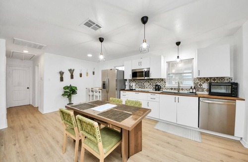 Fresno Condo | Cosytastic 3 Bedroom Vibe Den