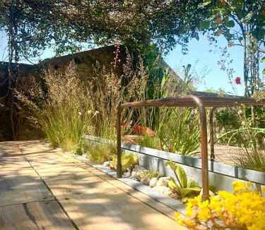 Sainte-Suzanne-and-Chammes Bed & Breakfast | Coté jardin