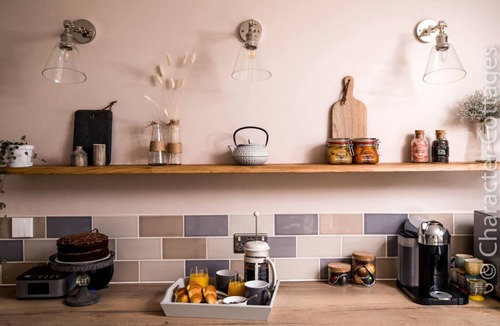 Broadway House | COTSALL HOUSE, pet friendly, with open fire in Broadway