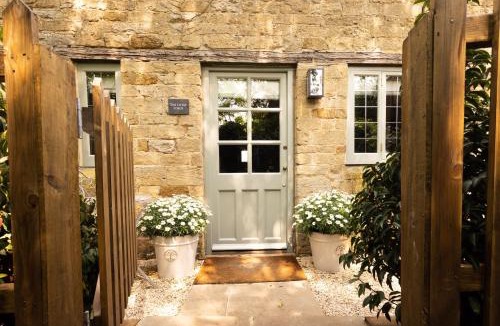 Bledington House | Cotswold cottage with hot tub