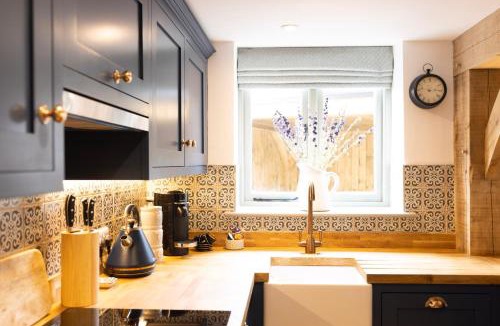 Bledington House | Cotswold cottage with hot tub