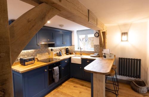 Bledington House | Cotswold cottage with hot tub