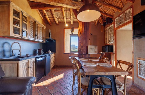 Chateauneuf-les-Martigues House | Cottage 'A Pincu, Rural Et Atypique' with Lake View and Wi-Fi